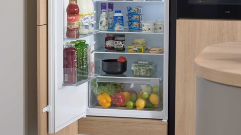 Einbauküche WERT KÜCHE® aus Holz in Grau WERT KÜCHE® Christin mit AEG Einbaugeräten Kaschmirbraun & Sandeiche – zweizeilig