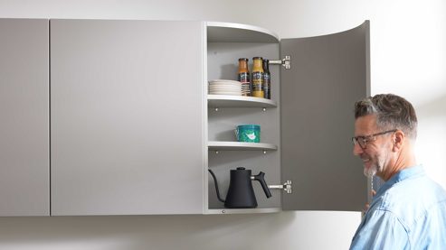 Einbauküche WERT KÜCHE® aus Holz in Grau WERT KÜCHE® Christin mit AEG Einbaugeräten Kaschmirbraun & Sandeiche – zweizeilig