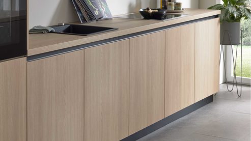 Einbauküche WERT KÜCHE® aus Holz in Grau WERT KÜCHE® Christin mit AEG Einbaugeräten Kaschmirbraun & Sandeiche – zweiteilig