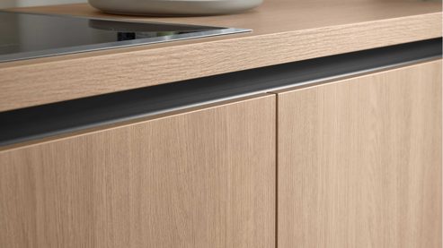 Einbauküche WERT KÜCHE® aus Holz in Grau WERT KÜCHE® Christin mit AEG Einbaugeräten Kaschmirbraun & Sandeiche – zweiteilig