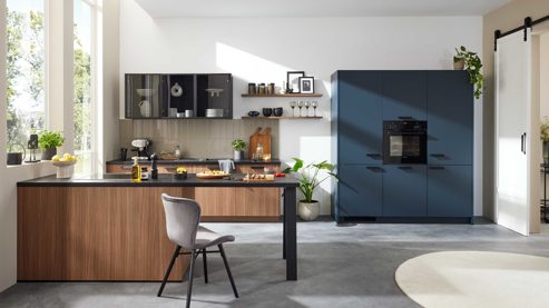 Einbauküche WERT KÜCHE® aus Holz in Blau WERT KÜCHE® Mona mit SIEMENS Einbaugeräten Bergamo Nussbaum & Tiefblau - dreiteilig