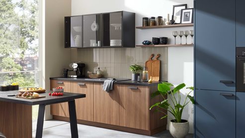 Einbauküche WERT KÜCHE® aus Holz in Blau WERT KÜCHE® Mona mit SIEMENS Einbaugeräten Bergamo Nussbaum & Tiefblau - dreiteilig