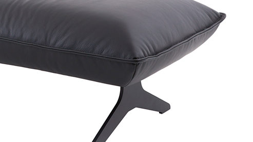 Polsterhocker Koinor aus Leder in Schwarz KOINOR Hocker Buddy schwarzer Lederbezug & schwarze Metallkufe - ca.  122 x 62 cm