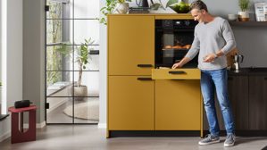 Einbauküche WERT KÜCHE® aus Holz in Holzfarben Dunkel WERT KÜCHE® Vanessa mit Einbaugeräten Eiche Siena & Olivegelb - Länge ca. 393 cm