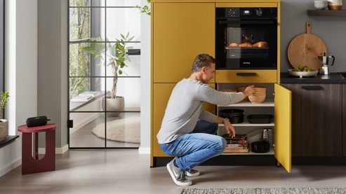 Einbauküche WERT KÜCHE® aus Holz in Holzfarben Dunkel WERT KÜCHE® Vanessa mit Einbaugeräten Eiche Siena & Olivegelb - Länge ca. 393 cm