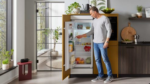 Einbauküche WERT KÜCHE® aus Holz in Holzfarben Dunkel WERT KÜCHE® Vanessa mit Einbaugeräten Eiche Siena & Olivegelb - Länge ca. 393 cm