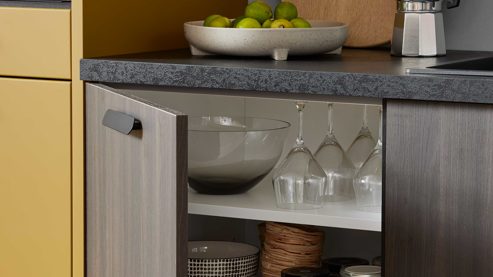 Einbauküche WERT KÜCHE® aus Holz in Holzfarben Dunkel WERT KÜCHE® Vanessa mit Einbaugeräten Eiche Siena & Olivegelb - Länge ca. 393 cm