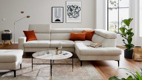 Ecksofa Interliving aus Stoff in Hellgrau Interliving Sofa Serie 4420 - Ecksofa mit Metallfüßen graubeiger Bezug LRS 19 – Stellfläche ca. 285 x 207 cm