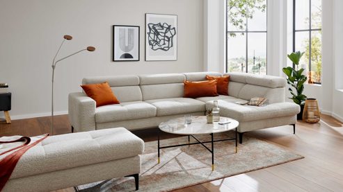 Ecksofa Interliving aus Stoff in Hellgrau Interliving Sofa Serie 4420 - Ecksofa mit Metallfüßen graubeiger Bezug LRS 19 – Stellfläche ca. 285 x 207 cm