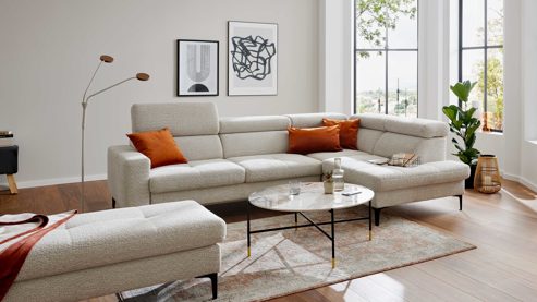 Ecksofa Interliving aus Stoff in Hellgrau Interliving Sofa Serie 4420 - Ecksofa mit Metallfüßen graubeiger Bezug LRS 19 – Stellfläche ca. 285 x 207 cm