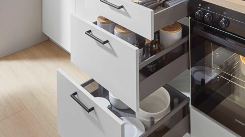 Einbauküche Nobilia® aus Holz in Weiß nobilia® Einbauküche Laser mit Geräten und Stauraumschränken Mattweiß & Eiche Como - zweiteilig