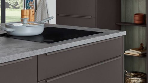 Einbauküche Nobilia® aus Holz in Dunkelbraun nobilia® Einbauküche Look mit Geräten und Kücheninsel Coffee strukturiert, Eiche olive & Schiefergrau - zweiteilig