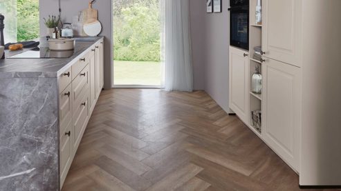 Einbauküche Nobilia® aus Holz in Beige nobilia® Einbauküche Sylt mit Geräten Sand & Marmor Mystic grey - zweiteilig