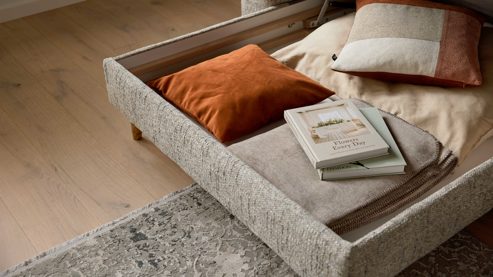 Bettkasten Interliving aus Metall in Transparent Interliving Sofa Serie 4420 - Aufklappfunktion für breite Chaiselongue