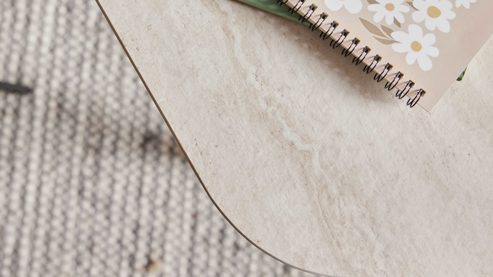 Beistelltisch Interliving aus Keramik in Beige Interliving Couchtisch Serie 6231 - Beistelltisch travertinfarbene Keramik & schwarzer Stahl - 55 x 50 cm