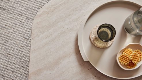 Couchtisch Interliving aus Keramik in Beige Interliving Couchtisch Serie 6231 - Couchtisch travertinfarbene Keramik & schwarzer Stahl - 92 x 65 cm