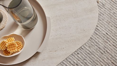 Couchtisch Interliving aus Keramik in Beige Interliving Couchtisch Serie 6231 - Couchtisch travertinfarbene Keramik & schwarzer Stahl - 92 x 65 cm