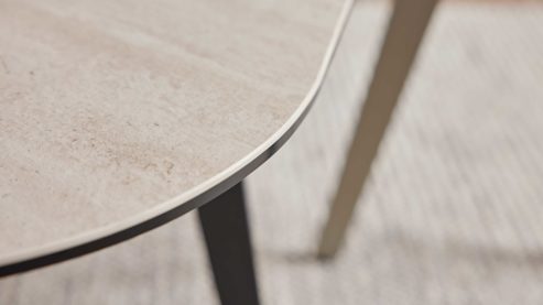 Couchtisch Interliving aus Keramik in Beige Interliving Couchtisch Serie 6231 - Couchtisch travertinfarbene Keramik & schwarzer Stahl - 92 x 65 cm