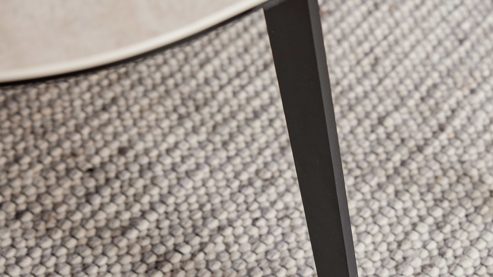 Couchtisch Interliving aus Keramik in Beige Interliving Couchtisch Serie 6231 - Couchtisch travertinfarbene Keramik & schwarzer Stahl - 92 x 65 cm