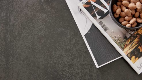 Couchtisch Interliving aus Keramik in Dunkelgrau Interliving Couchtisch Serie 6232 titanfarbene Keramik & schwarzer Stahl - 80-137 x 80 cm