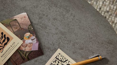 Couchtisch Interliving aus Keramik in Grau Interliving Couchtisch Serie 6233 silberfarbene Keramik & schwarzer Stahl - 90-149 x 60 cm