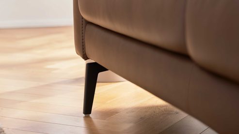 Dreisitzer Interliving aus Leder in Braun Interliving Sofa Serie 4066 – Dreisitzer walnussfarbenes Leder Cloudy noce & schwarze Metallfüße – Länge ca. 208 cm