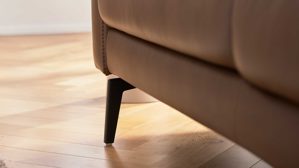 Dreisitzer Interliving aus Leder in Braun Interliving Sofa Serie 4066 – Dreisitzer walnussfarbenes Leder Cloudy noce & schwarze Metallfüße – Länge ca. 208 cm