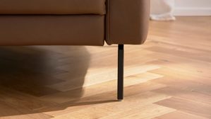 Dreisitzer Interliving aus Leder in Braun Interliving Sofa Serie 4066 – Dreisitzer walnussfarbenes Leder Cloudy noce & schwarze Metallfüße – Länge ca. 208 cm