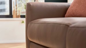 Zweisitzer Interliving aus Leder in Braun Interliving Sofa Serie 4066 – Zweisitzer walnussfarbenes Leder Cloudy noce & schwarze Metallfüße – Länge ca. 150 cm