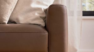 Dreisitzer Interliving aus Leder in Braun Interliving Sofa Serie 4066 – Dreisitzer walnussfarbenes Leder Cloudy noce & schwarze Metallfüße – Länge ca. 208 cm
