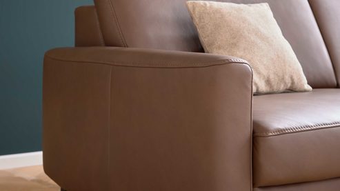 2,5-Sitzer Interliving aus Leder in Braun Interliving Sofa Serie 4066 – 2,5-Sitzer walnussfarbenes Leder Cloudy noce & schwarze Metallfüße – Länge ca. 180 cm