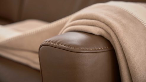 Zweisitzer Interliving aus Leder in Braun Interliving Sofa Serie 4066 – Zweisitzer walnussfarbenes Leder Cloudy noce & schwarze Metallfüße – Länge ca. 150 cm