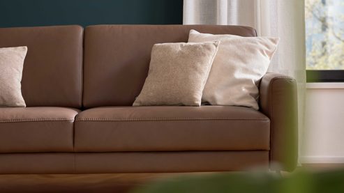 Dreisitzer Interliving aus Leder in Braun Interliving Sofa Serie 4066 – Dreisitzer walnussfarbenes Leder Cloudy noce & schwarze Metallfüße – Länge ca. 208 cm