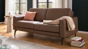 Zweisitzer Interliving aus Leder in Braun Interliving Sofa Serie 4066 – Zweisitzer walnussfarbenes Leder Cloudy noce & schwarze Metallfüße – Länge ca. 150 cm