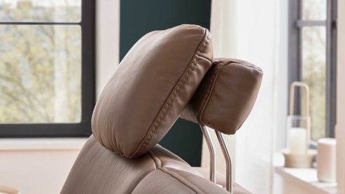 Kopfstütze Interliving aus Leder in Braun Interliving Sofa Serie 4066 – Premium-Kopfstütze walnussfarbenes Leder Cloudy noce - ca. 65 x 23 cm