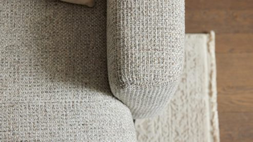 Ecksofa Interliving aus Leder Stoff in Hellgrau Interliving Sofa Serie 4066 – Ecksofa granitfarbener Webstoff Lian & schwarze Metallfüße – Stellfläche ca. 267 x 169 cm