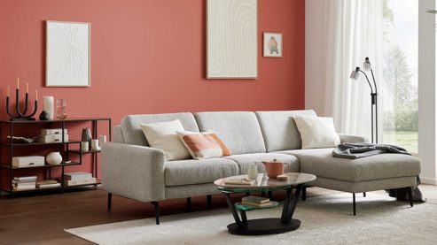 Ecksofa Interliving aus Leder Stoff in Hellgrau Interliving Sofa Serie 4066 – Ecksofa granitfarbener Webstoff Lian & schwarze Metallfüße – Stellfläche ca. 267 x 169 cm