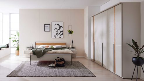 Komplettzimmer Interliving aus Holz in Hellgrau Interliving Schlafzimmer Serie 1035 – Komplettzimmer Champagner & Riffholz - vierteilig