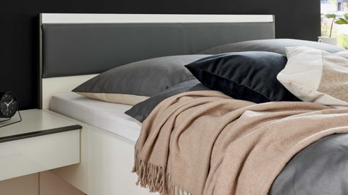 Bettgestell Interliving aus Holz in Dunkelgrau Interliving Schlafzimmer Serie 1033 – Bettgestell mit Polstereinlage lavafarbenes Kunstleder & Weiß - Liegefläche ca. 180 x 200 cm