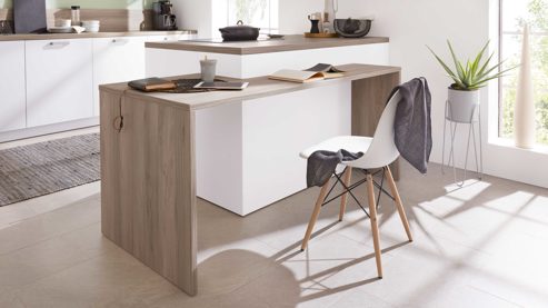 Einbauküche WERT KÜCHE® aus Holz in Holzfarben WERT KÜCHE® Mona mit Constructa Einbaugeräten Esche Nordic & Kristallweiß - dreiteilig