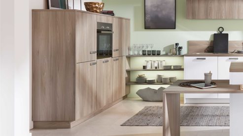 Einbauküche WERT KÜCHE® aus Holz in Holzfarben WERT KÜCHE® Mona mit Constructa Einbaugeräten Esche Nordic & Kristallweiß - dreiteilig