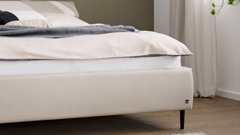 Bettgestell Interliving aus Stoff in Hellgrau Interliving Polsterbett Serie 1422 - Polsterbettgestell hellgrauer Bezug Cloud & schwarze Metallfüße 428 - Liegefläche ca. 180 x 200 cm