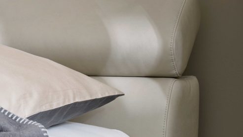 Bettgestell Interliving aus Stoff in Hellgrau Interliving Polsterbett Serie 1422 - Polsterbettgestell hellgrauer Bezug Cloud & schwarze Metallfüße 428 - Liegefläche ca. 180 x 200 cm