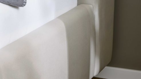 Bettgestell Interliving aus Stoff in Hellgrau Interliving Polsterbett Serie 1422 - Polsterbettgestell hellgrauer Bezug Cloud & schwarze Metallfüße 428 - Liegefläche ca. 180 x 200 cm