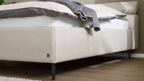 Bettgestell Interliving aus Stoff in Hellgrau Interliving Polsterbett Serie 1422 - Polsterbettgestell hellgrauer Bezug Cloud & schwarze Metallfüße 428 - Liegefläche ca. 180 x 200 cm