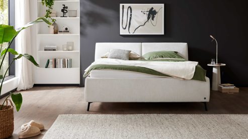 Bettgestell Interliving aus Stoff in Weiß Interliving Polsterbett Serie 1422 - Polsterbettgestell schneeweißer Bezug Famous & schwarze Metallfüße 346 - Liegefläche ca. 180 x 200 cm