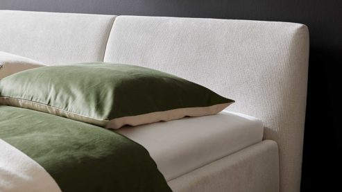 Bettgestell Interliving aus Stoff in Weiß Interliving Polsterbett Serie 1422 - Polsterbettgestell schneeweißer Bezug Famous & schwarze Metallfüße 346 - Liegefläche ca. 180 x 200 cm