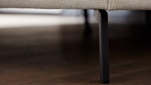 Bettgestell Interliving aus Stoff in Weiß Interliving Polsterbett Serie 1422 - Polsterbettgestell schneeweißer Bezug Famous & schwarze Metallfüße 346 - Liegefläche ca. 180 x 200 cm