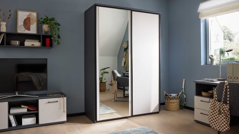 Kleiderschrank Interliving aus Holz in Grau Interliving Jugendzimmer Serie 1701 - Schwebetürenschrank Dunkelgrau & Sandgrau, schwarze Metallgriffe 800 - zwei Türen, Breite ca. 144 cm