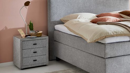 Nachtkommode Ada nova butor | il aus Stoff in Hellgrau Interliving Bettsystem Serie 1414 - Nachtkommode platingrauer Stoffbezug GFS49 - drei Schubladen
